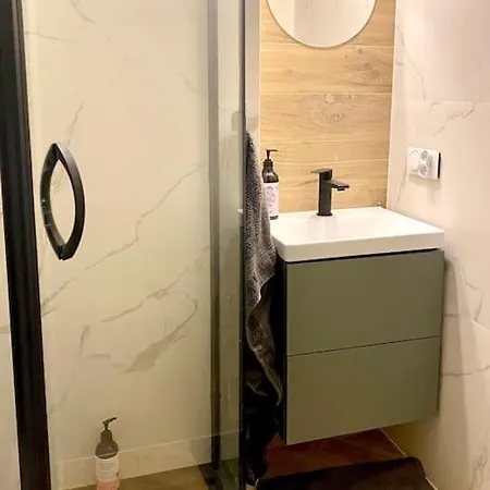 Close To Metro, 8 Minutes To Centrum And Near Airport Apartment *